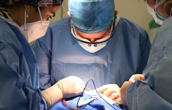 Cataract Surgery vs. Glasses: When Is the Right Time to Choose Surgery?